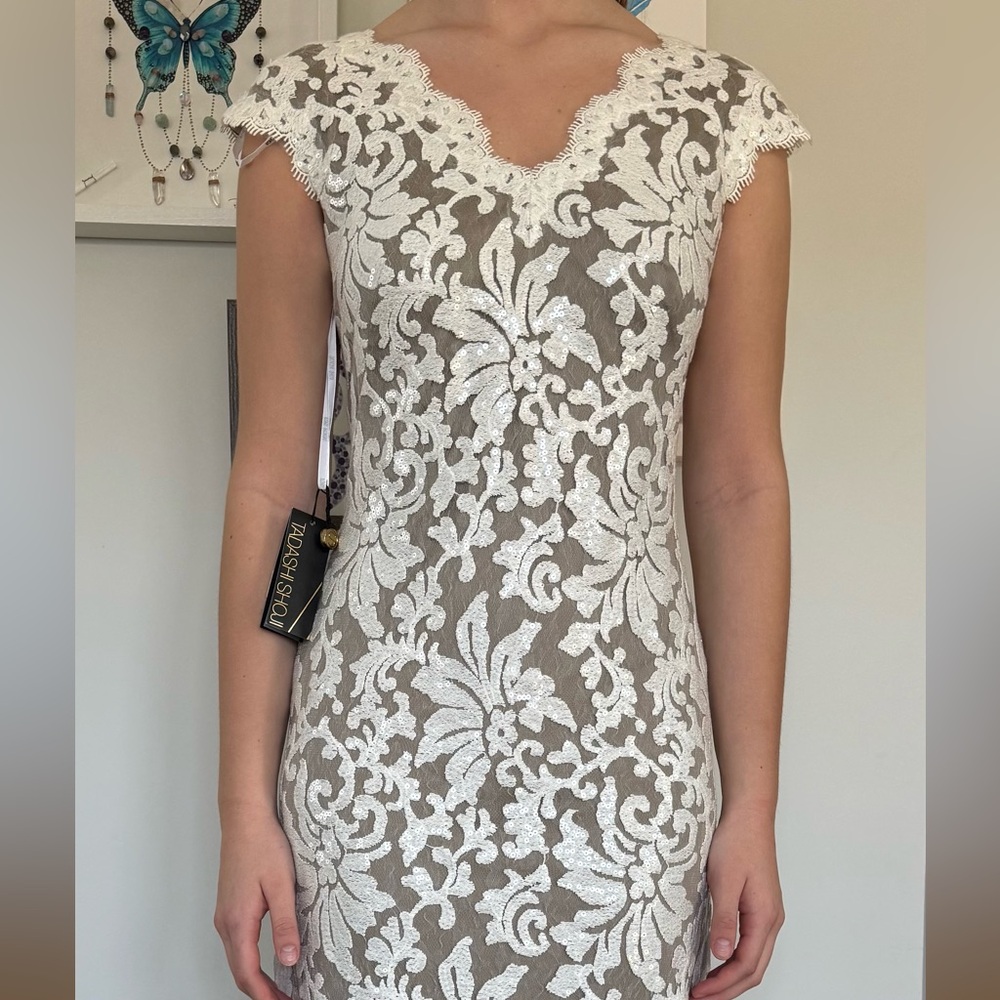 Elegant White Floral Lace Dress - Picture 4 of 6